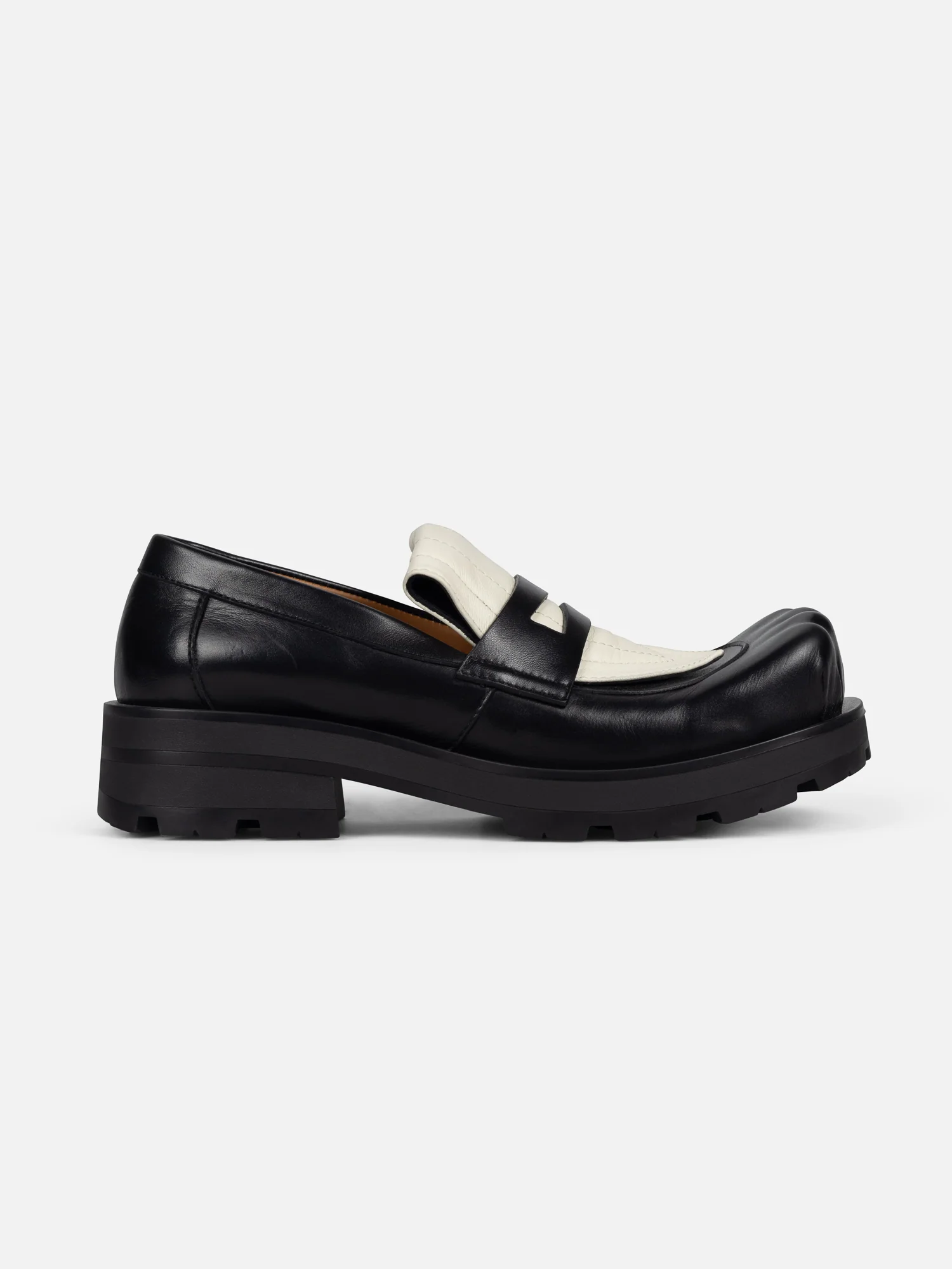 BANANA MOCCASIN MOGGIES in BLACK WHITE - Image 6
