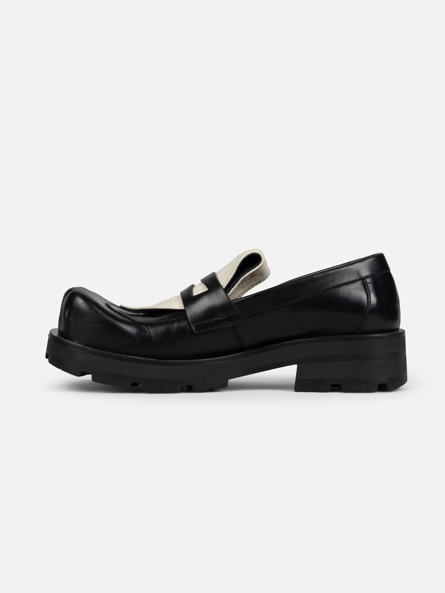 BANANA MOCCASIN MOGGIES in BLACK WHITE - Image 7