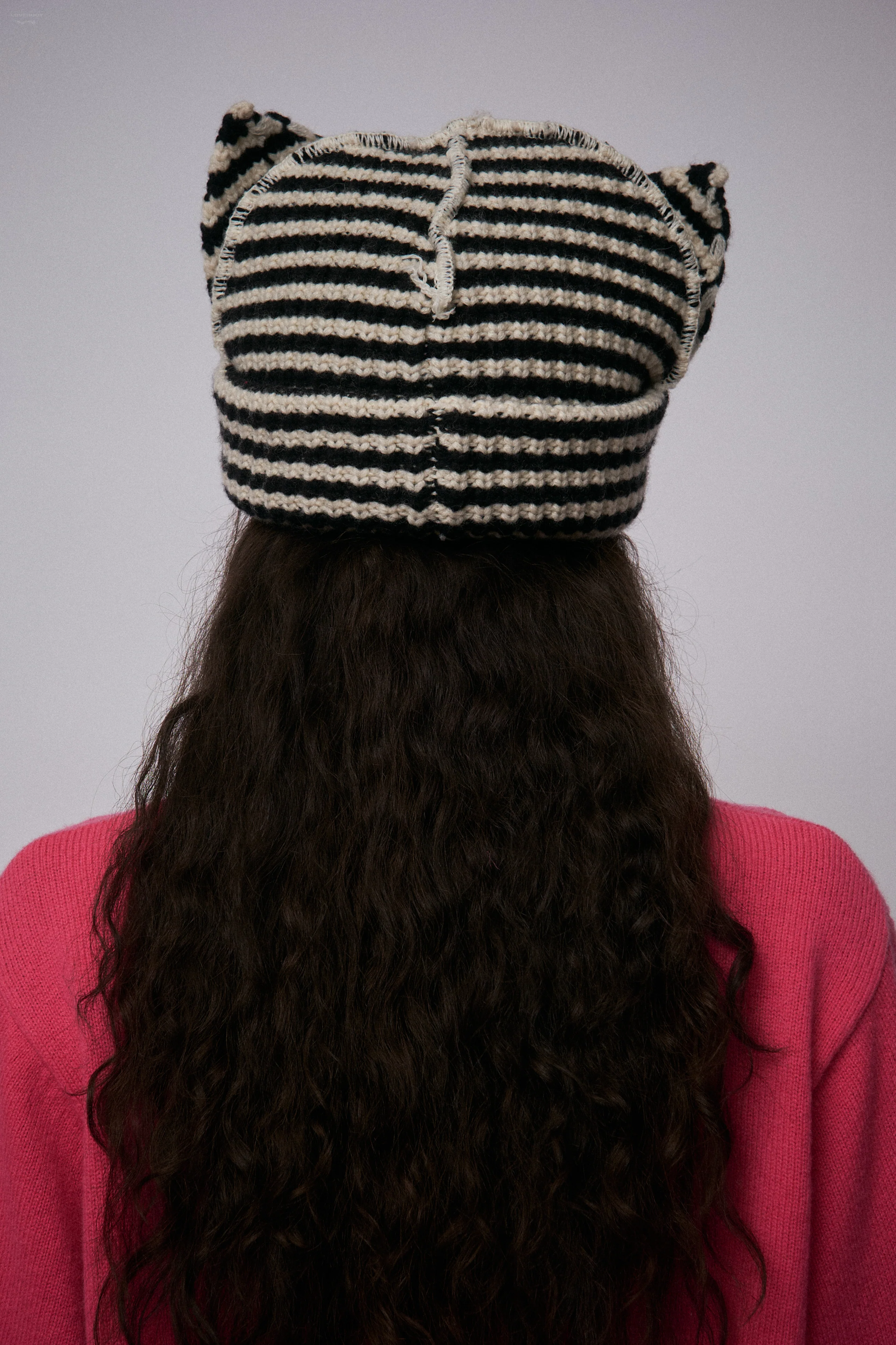 CHUNKY EARS BEANIE EXCLUSIVE in ECRU BLACK - Image 4