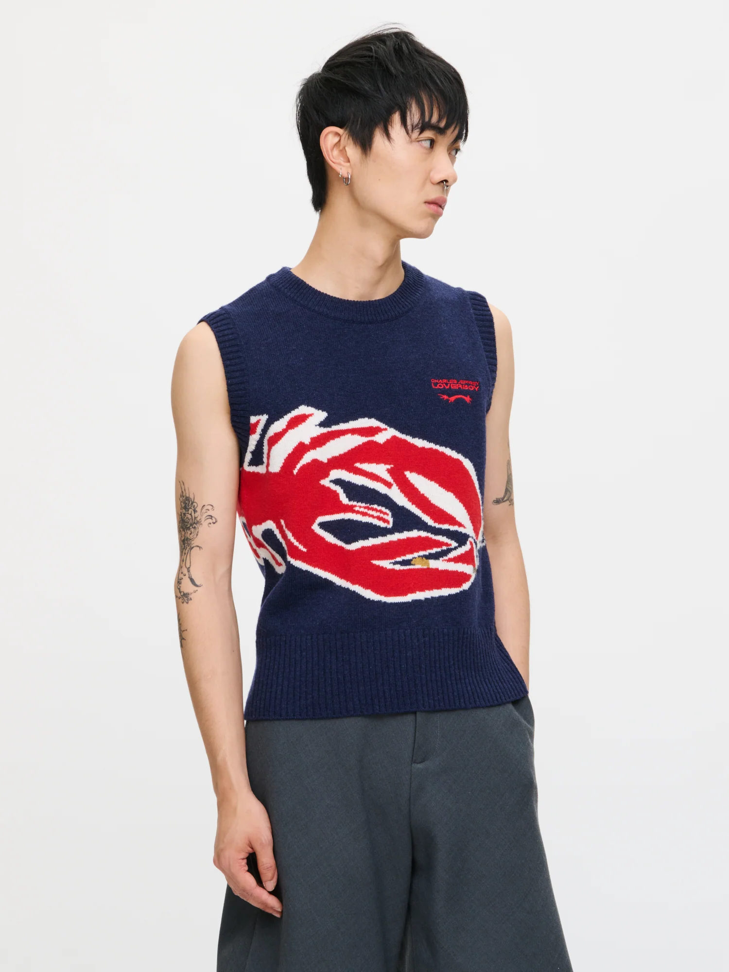 GRAPHIC VEST in NAVY RED